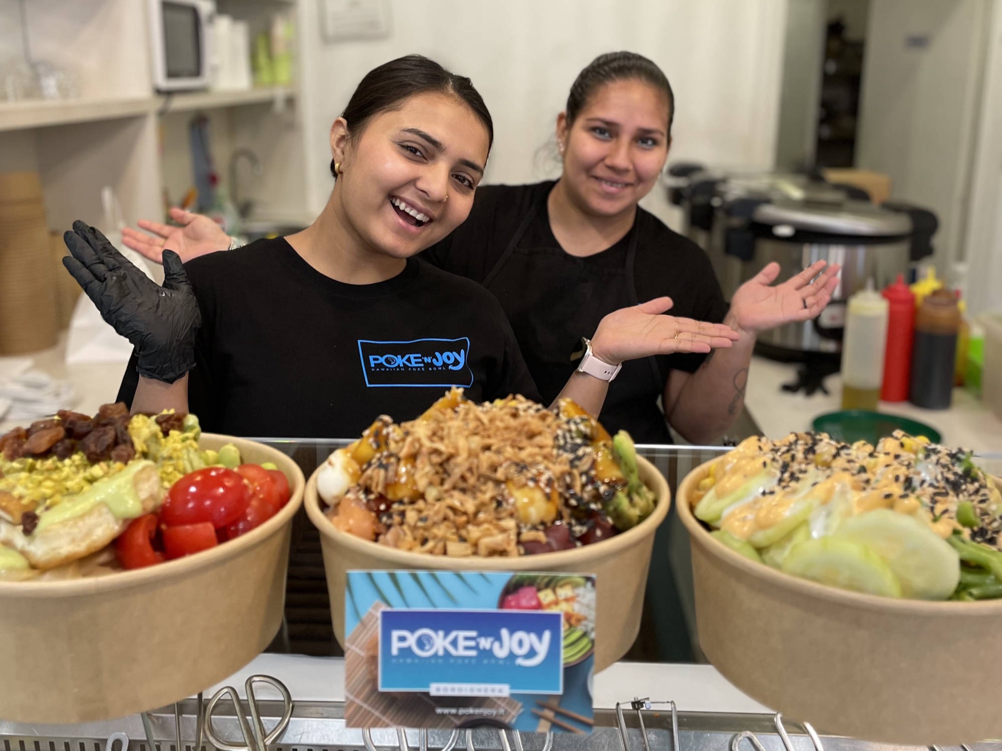 Leader nel settore delle pokebowl hawaiiane, Poke'n'Joy ti propone un'esplosione di sapori freschi e autentici, preparati con ingredienti di altissima qualità ogni giorno.